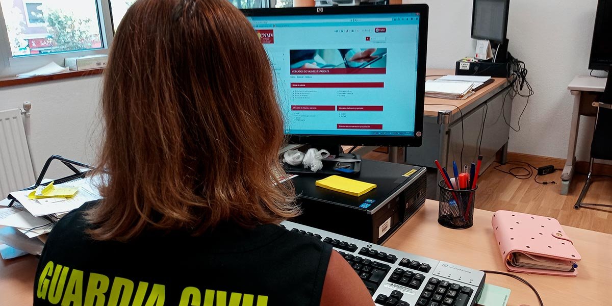 Una agente de la policía judicial de la Guardia Civil analizando una página de internet
