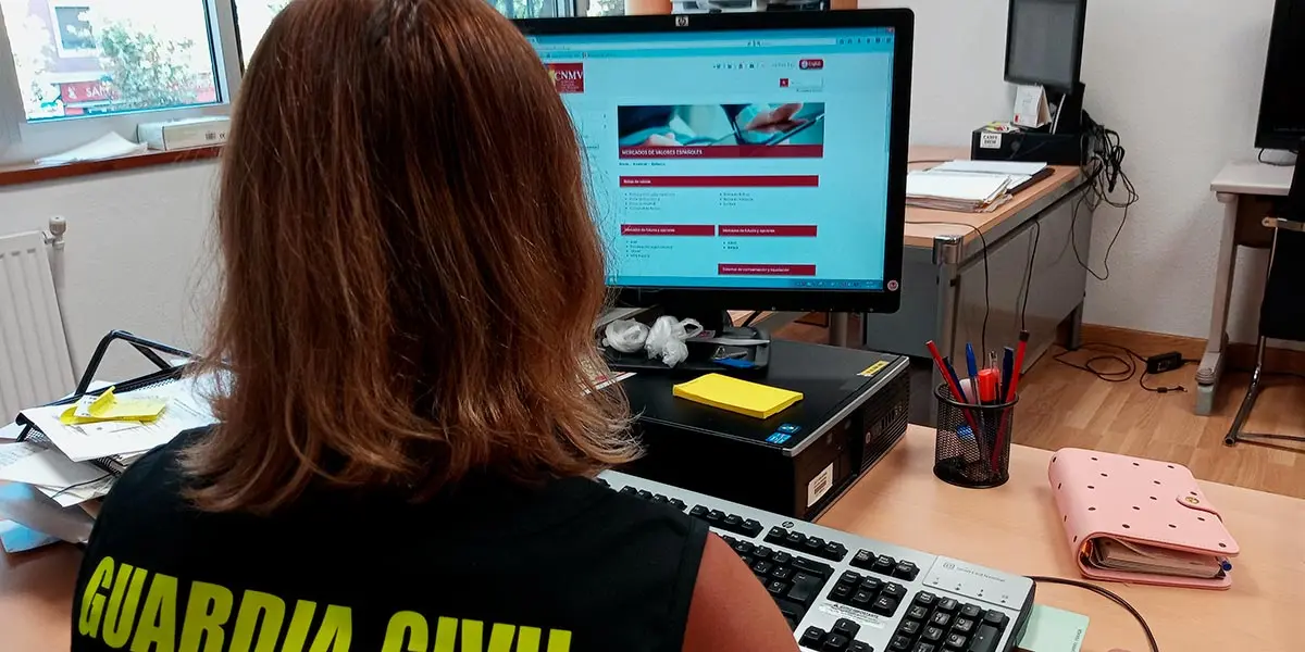 Una agente de la polic&iacute;a judicial de la Guardia Civil analizando una p&aacute;gina de internet