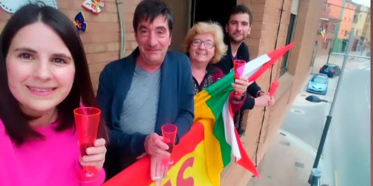 Brindis popular desde el balc&oacute;n