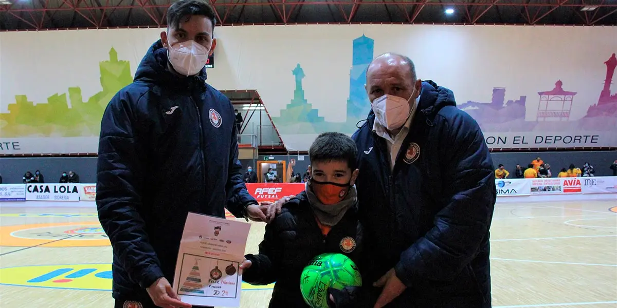 &Eacute;ste fue entregado por Javi Lesc&uacute;n, coordinador de la Escuela; y Jos&eacute; Lucas Mena 'Pato', director de la misma