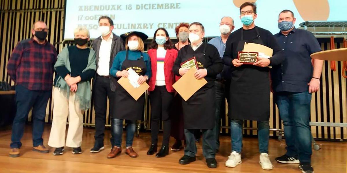 Los premiados del XXV Concurso de Txistorra de Euskal Herria junto al jurado