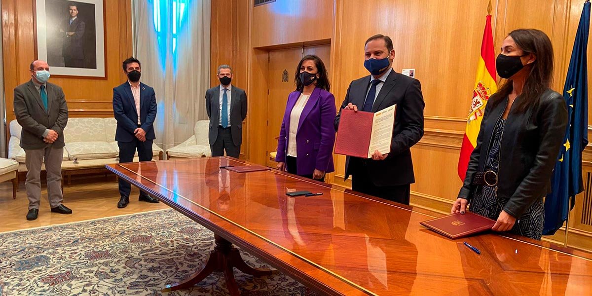 La presidenta del Gobierno de La Rioja, Concha Andreu, el ministro de Transportes Ábalos y la presidenta de Adif firman el protocolo para el primer tramo de alta velocidad en la Comunidad