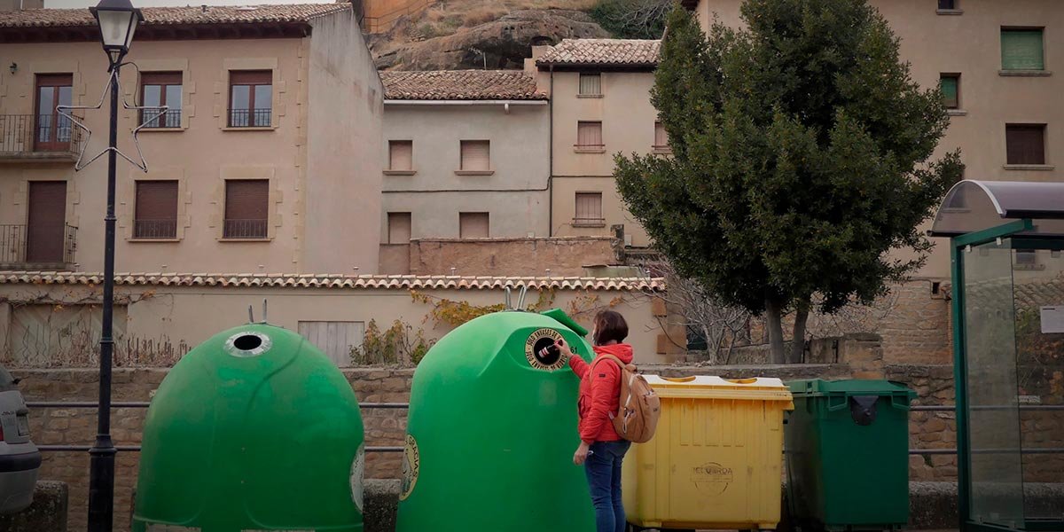 El servicio de recogida de residuos sólidos urbanos que se presta en la Comarca de las Cinco Villas es uno de los más importantes para la población