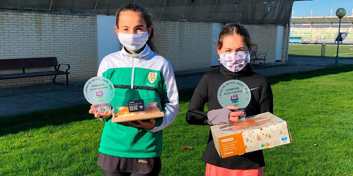 Paulina Gil con su Trofeo y su rosc&oacute;n de Reyes, acompa&ntilde;ada de su rival en la Final de San Juan