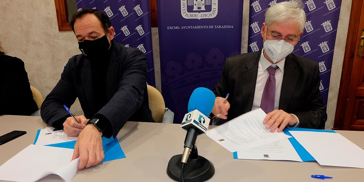 Luis José Arrechea y Manuel Escola Hernando firmando el contrato de servicio de información municipal ciudadana multicanal