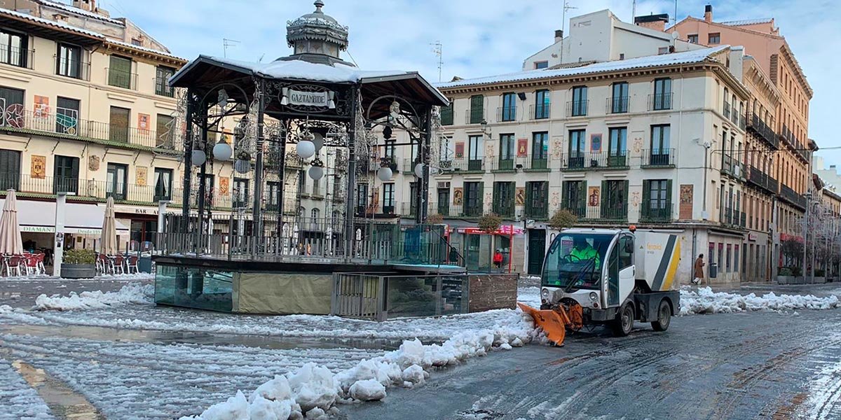 Retirada de nieve en la plaza de los Fueros durante el temporal Filomena de estos días