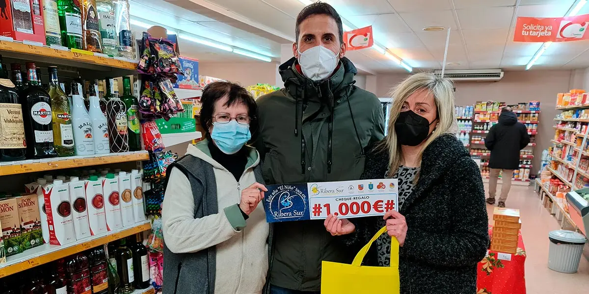 Los afortunados ganadores del cheque regalo de 1.000 euros fueron Sonia Malo Osta y su esposo Jes&uacute;s Miranda Pinzolas 3