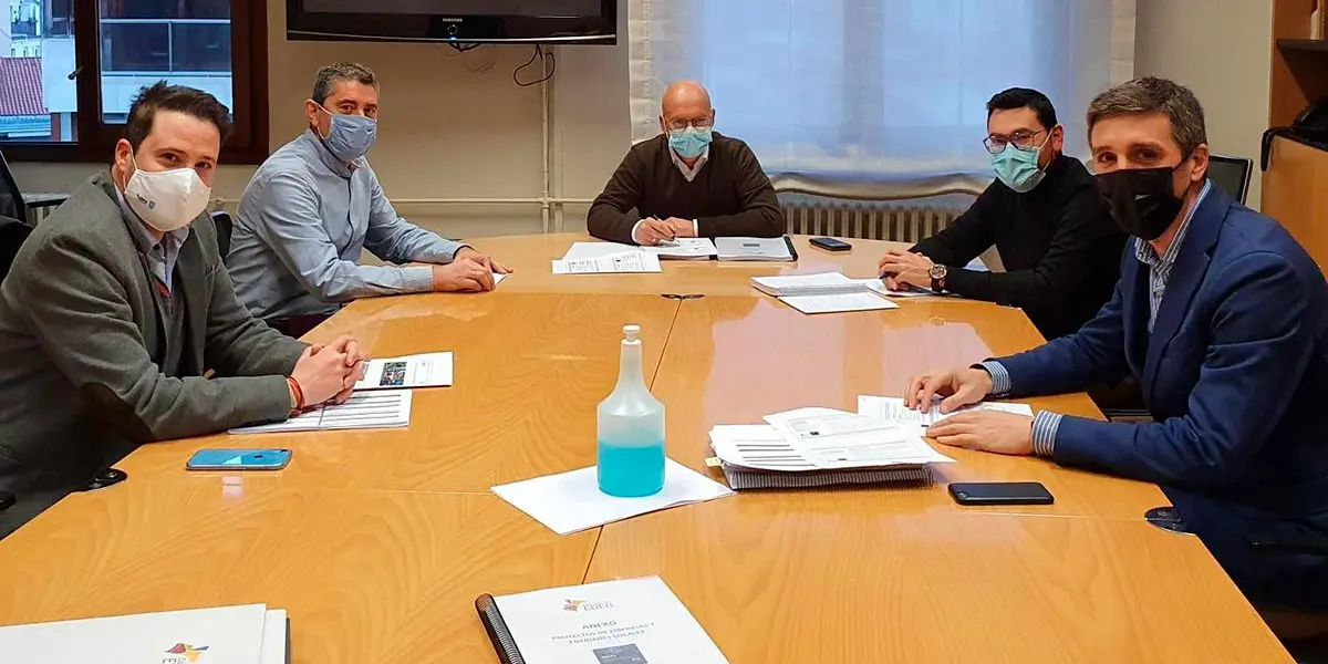Alejandro Toquero Sergio Villava, Eusebio S&aacute;ez, Bernardo Ciriza, Jes&uacute;s Mari Rodr&iacute;guez y Francisco Fern&aacute;ndez en la reuni&oacute;n que mantuvieron en Pamplona