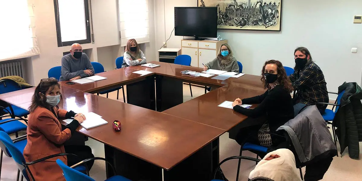 Representantes del Ayuntamiento de Tudela y el Gobierno de Navarra se reunieron para abordar el nuevo programa de pol&iacute;ticas migratorias para personas refugiadas