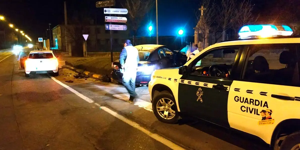 La colisi&oacute;n sufrida entre los dos veh&iacute;culos como posible consecuencia de no respetar la se&ntilde;alizaci&oacute;n de Stop