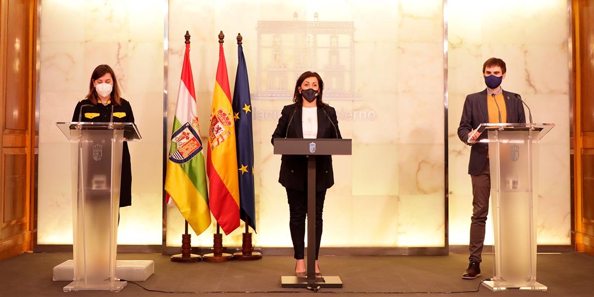 La presidenta del Gobierno de La Rioja, Concha Andreu, en la comparecencia de ayer junto con la consejera de Salud y portavoz, Sara Alba, y el director general de Salud Pública, Consumo y Cuidados, Pello Latasa