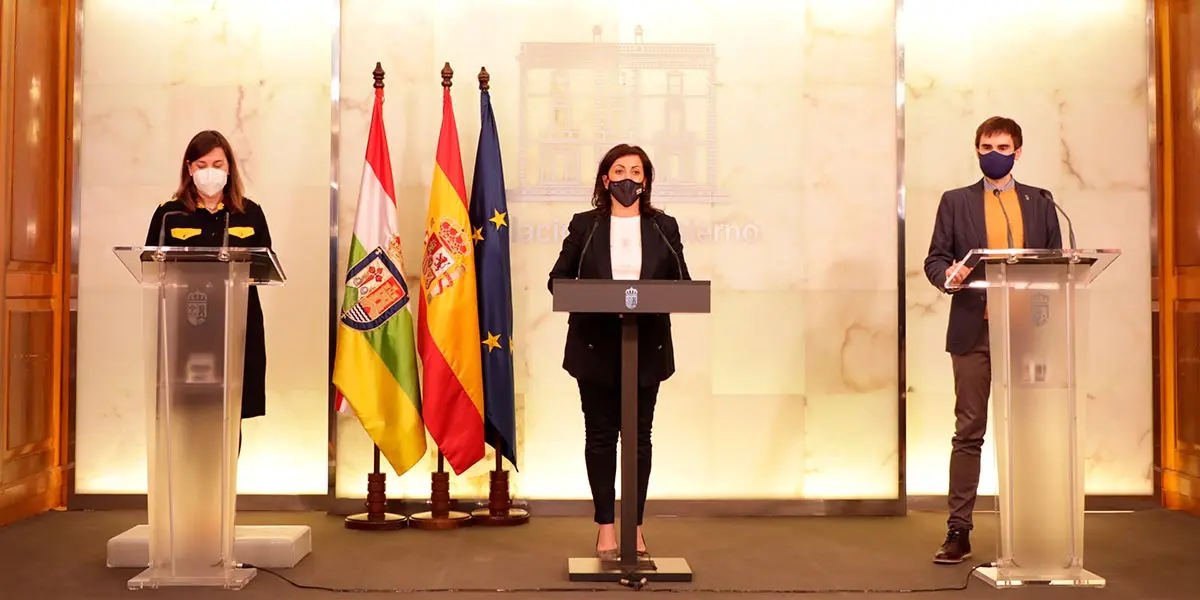 La presidenta del Gobierno de La Rioja, Concha Andreu, en la comparecencia de ayer junto con la consejera de Salud y portavoz, Sara Alba, y el director general de Salud P&uacute;blica, Consumo y Cuidados, Pello Latasa