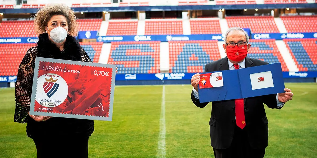 Luis Sabalza, presidente de Osasuna, y Maika Jim&eacute;nez Lapetra, responsable de oficinas de Correos en Navarra