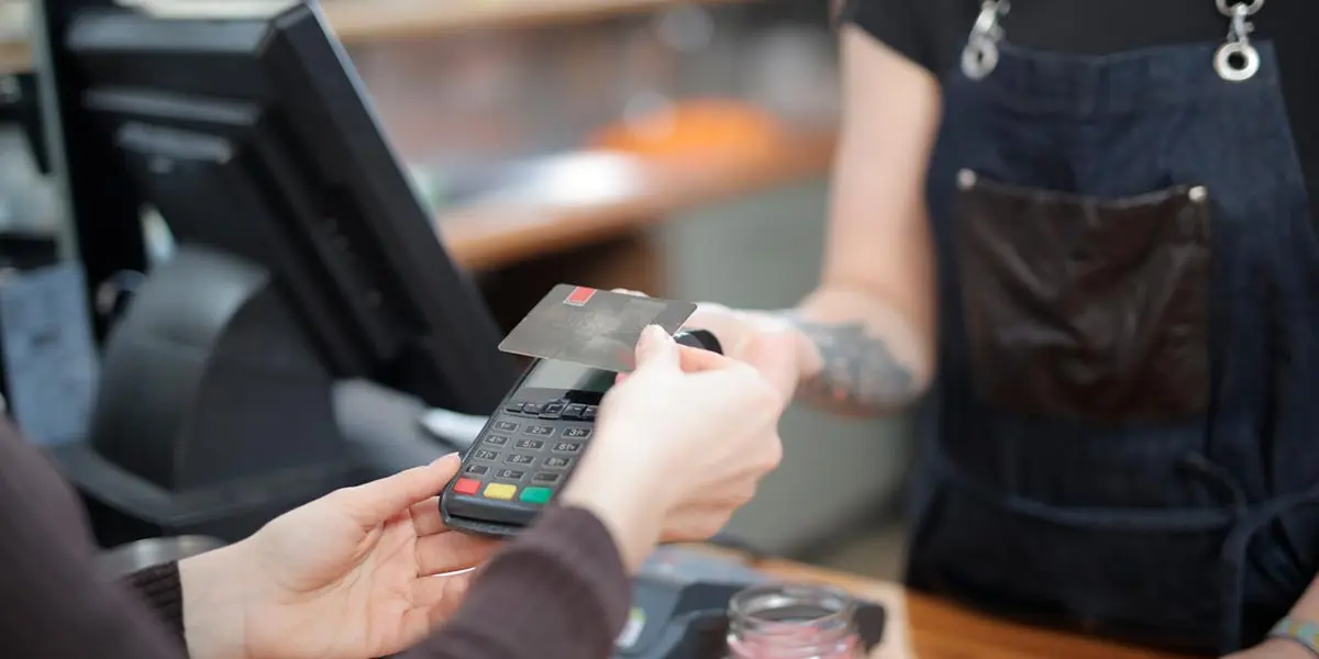 Una mujer realiza un pago en un establecimiento