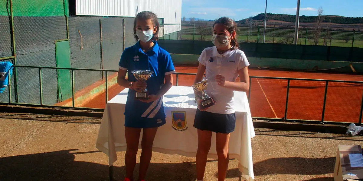 Mar&iacute;a Trujillo (de azul) y Paulina Gil (de blanco) con sus trofeos