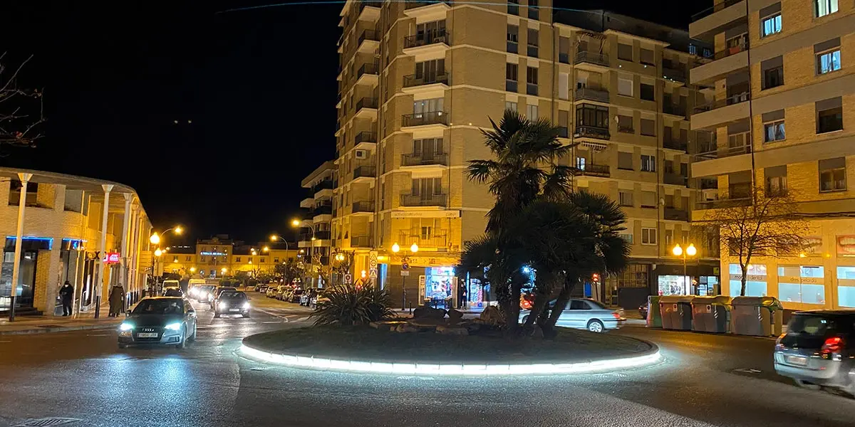 Rotonda de Avenida Zaragoza iluminada