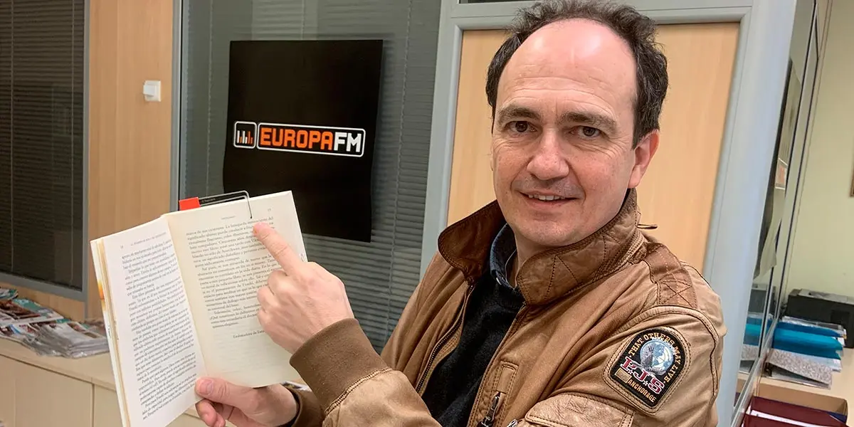 Fernando Mart&iacute;nez Villanueva con el marcap&aacute;ginas Top Libro