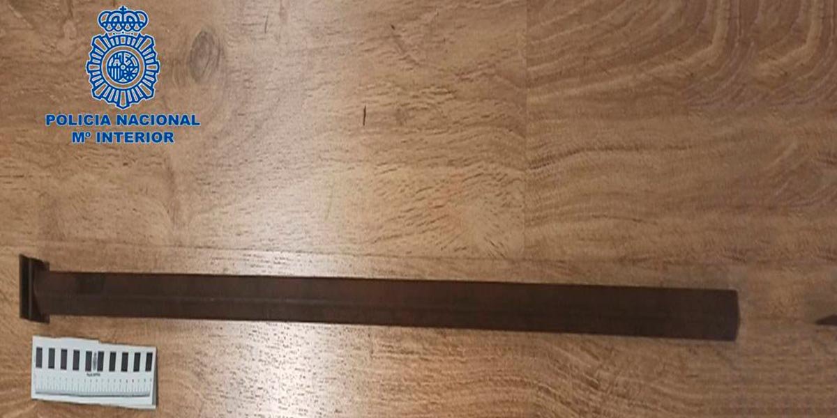 La barra de hierro medía 70 cm de longitud