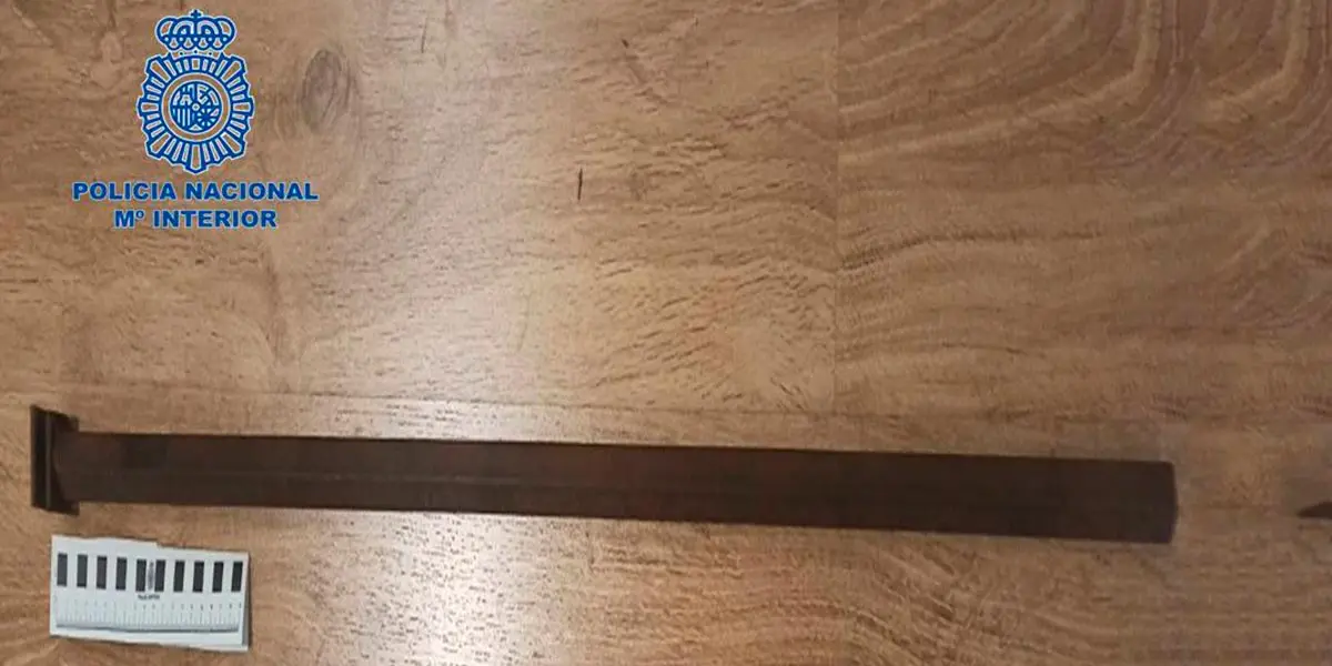 La barra de hierro med&iacute;a 70 cm de longitud