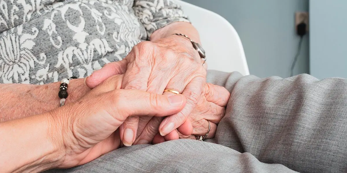 manos vejez anciano persona mayor alzheimer cuidador atenci&oacute;n dependencia