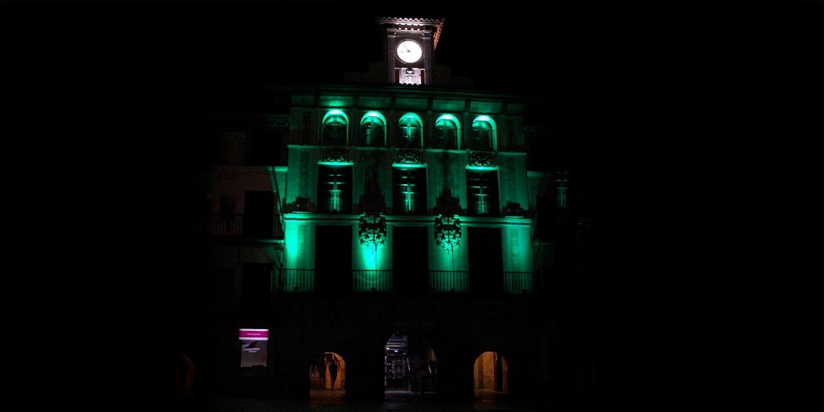 La Casa del Reloj iluminada de color verde con motivo de la celebración del Día Mundial contra el Cáncer