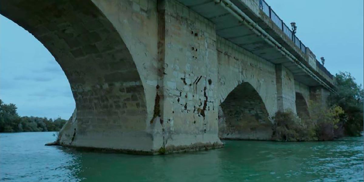 Deterioro en el Puente medieval sobre el Río Ebro
