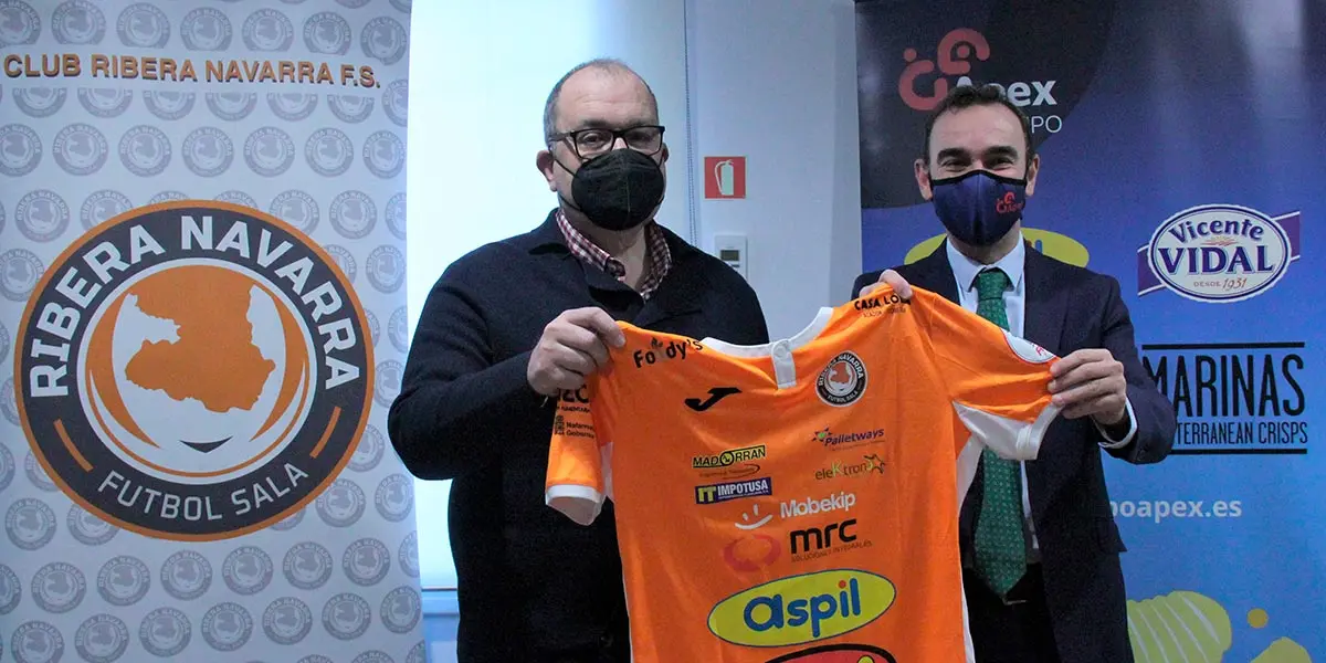 Alberto Ram&iacute;rez y Santiago Sala con la camiseta del Ribera Navarra FS