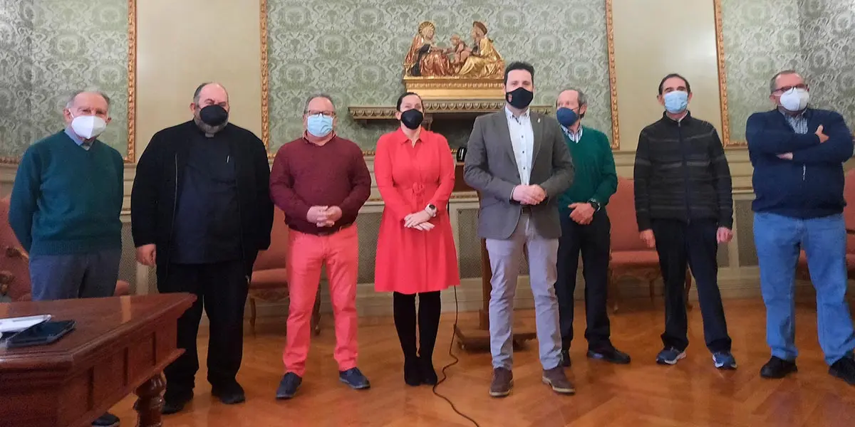 El alcalde Alejandro Toquero ha hecho p&uacute;blica la decisi&oacute;n acompa&ntilde;ado del Cabildo catedralicio, la Asociaci&oacute;n de cofrad&iacute;as, la Hermandad de la Pasi&oacute;n, la Orden del Volat&iacute;n y los organizadores de la ceremonia de la Bajada del &Aacute;ngel