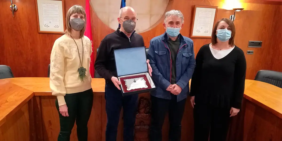 Marian Urtasun (Concejala), Luis Sancho (Alcalde), Luis Lucas (Bibliotecario) y Lara Bartos (Concejala)