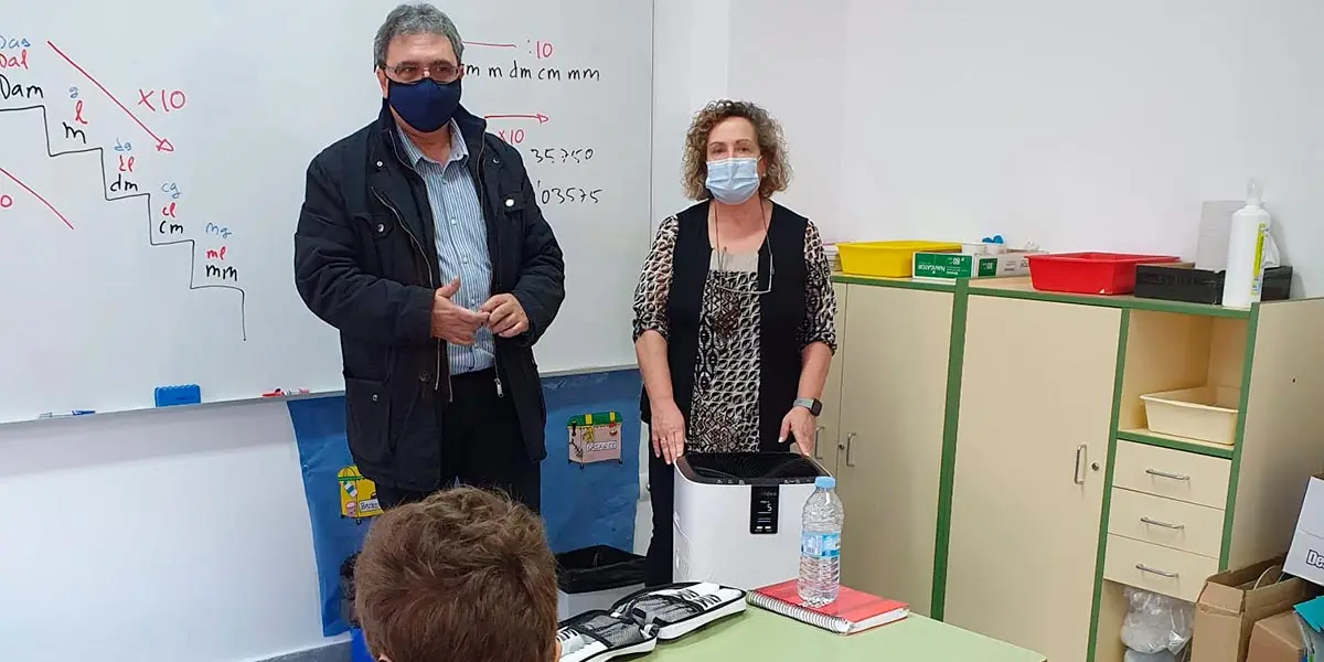El alcalde de Milagro, Jos&eacute; Ignacio Pardo, acompa&ntilde;ado de la directora del colegio p&uacute;blico, M&ordf; Carmen P&eacute;rez