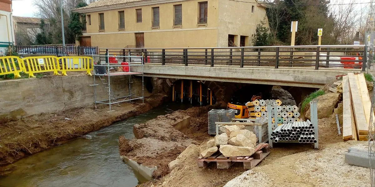 Imagen de las obras de reparaci&oacute;n del puente de Cascante sobre el r&iacute;o Queiles