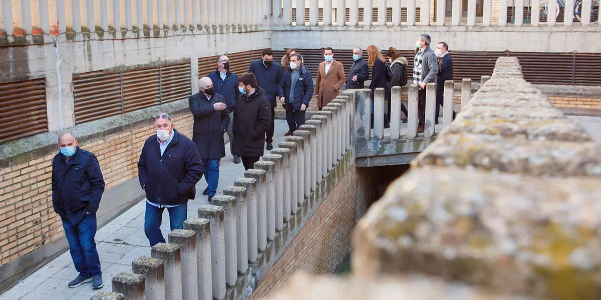 El vicepresidente Aierdi junto a vecinos y vecinas de la zona rehabilitada en Tudela
