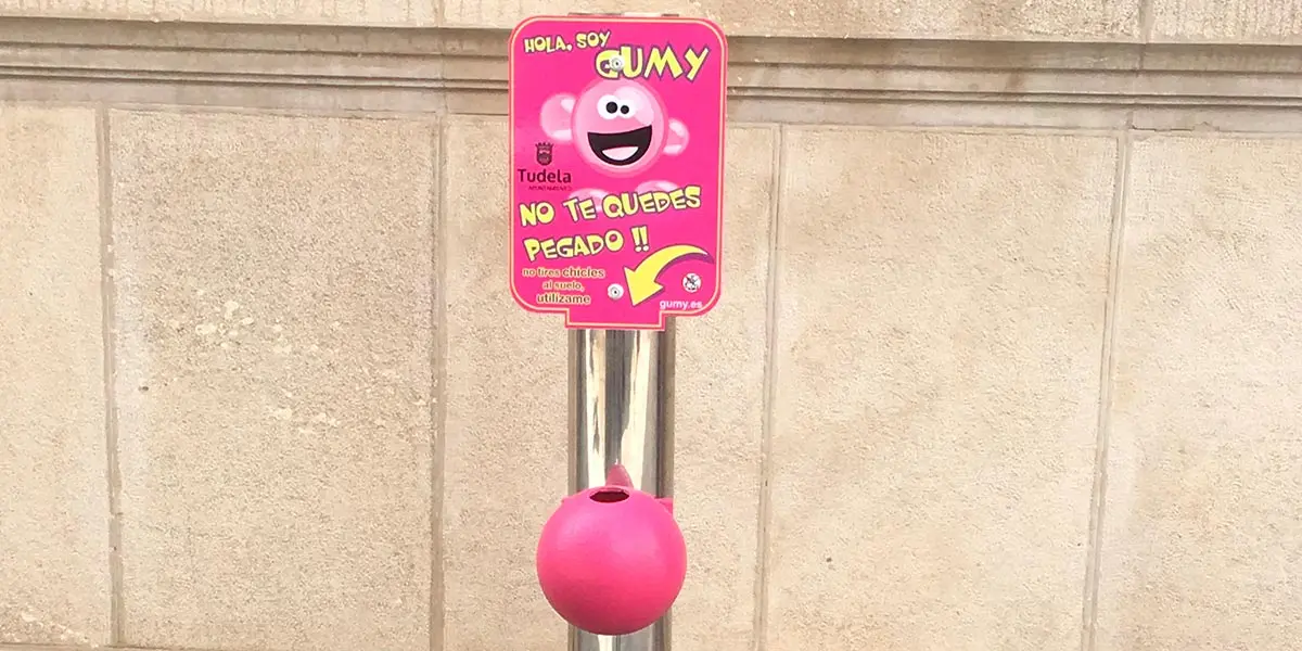 Una de las diez papeleras para chicles instaladas en la ciudad