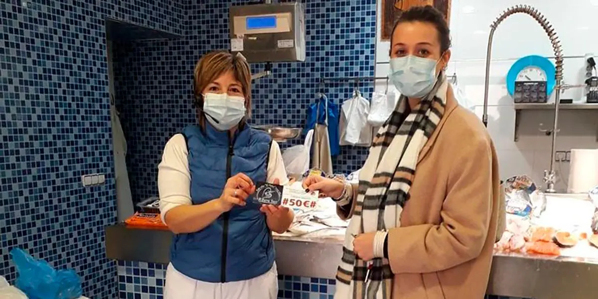 La Ganadora de los 500&euro;, Marta Lalaguna L&oacute;pez canjeando su cheque en la Pescader&iacute;a Rosario Ruiz de Fusti&ntilde;ana