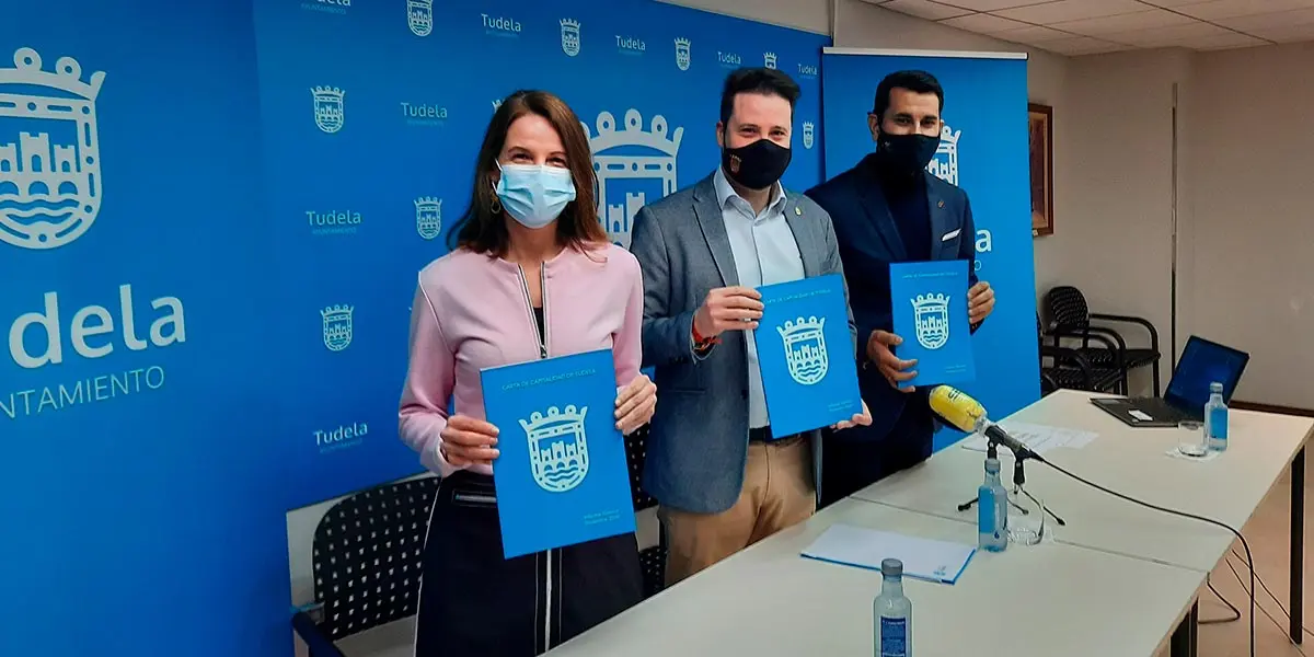 Alejandro Toquero ha estado acompa&ntilde;ado por el concejal de Industria y Empleo, Carlos Aguado, y por la edil de Hacienda, Irene Royo, que han desgranado los detalles de este documento que ya ha sido entregado al Gobierno de Navarra para su valoraci&oacute;n
