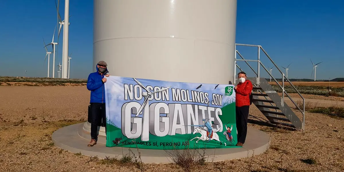 Miembros de Ecologistas en Acci&oacute;n en el parque e&oacute;lico de CAVAR