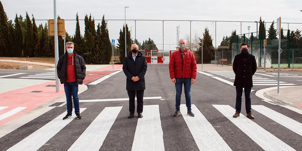 El concejal, Marcos Guemberena,  el consejero Ciriza, el alcalde de Caparroso, Carlos Alcuaz, y el director general de Administraci&oacute;n Local y Despoblaci&oacute;n, Jes&uacute;s Mar&iacute;a Rodr&iacute;guez, en una de las nuevas calles