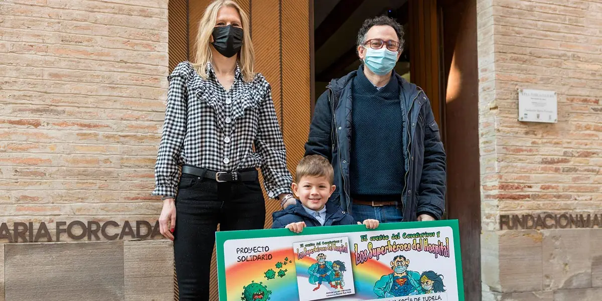 Ainhoa Lizuain y su hijo Hugo en el acto de entrega del cheque