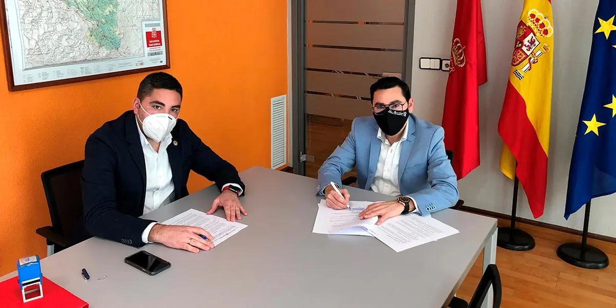 El alcalde de Ribaforada, Tirso Calvo, y el DG de Administraci&oacute;n Local y Despoblaci&oacute;n, Jes&uacute;s Mar&iacute;a Rodr&iacute;guez, durante la firma del convenio