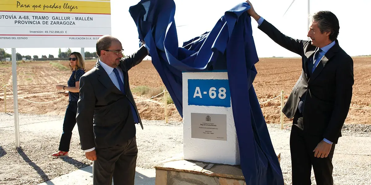 Javier Lamb&aacute;n y en el entonces ministro &Iacute;&ntilde;igo de la Serna en la colocaci&oacute;n de la primera piedra del tramo de la A-68 entre Mall&eacute;n y Gallur en el a&ntilde;o 2017