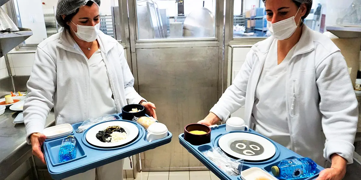 A la izda. el plato de la dieta habitual, y a la dcha, el mismo plato texturizado