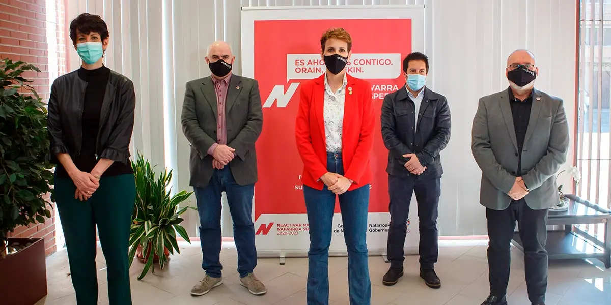 La Presidenta Chivite junto con los consejeros Elma Saiz y Juan Cruz Cigudosa, el vicepresidente Jos&eacute; M&ordf; Aierdi y el alcalde de Peralta, Juan Carlos Castillo, en su visita a la localidad para presentar las inversiones en la zona
