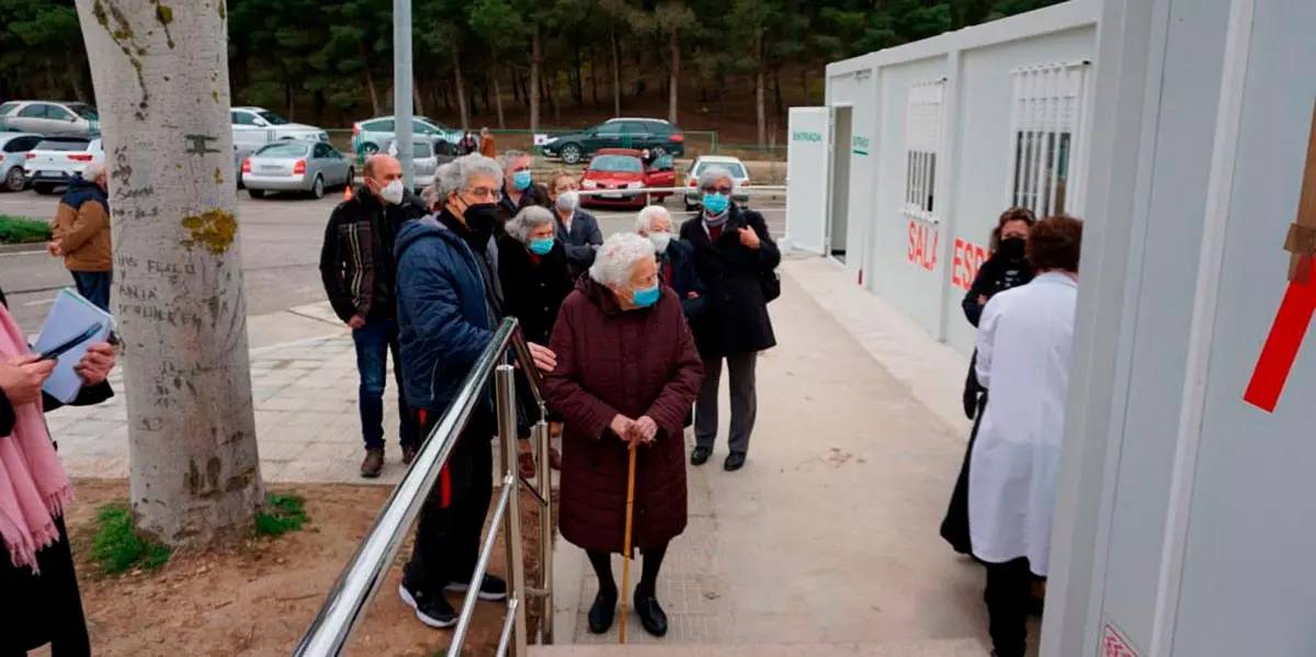 Primeras vacunaciones a mayores de 90 a&ntilde;os de Tudela en los m&oacute;dulos del HRS 2