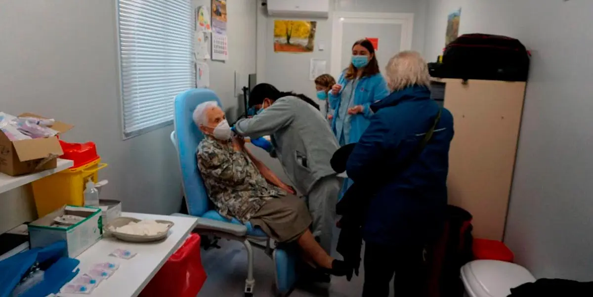 Primeras vacunaciones a mayores de 90 a&ntilde;os de Tudela en los m&oacute;dulos del HRS 1