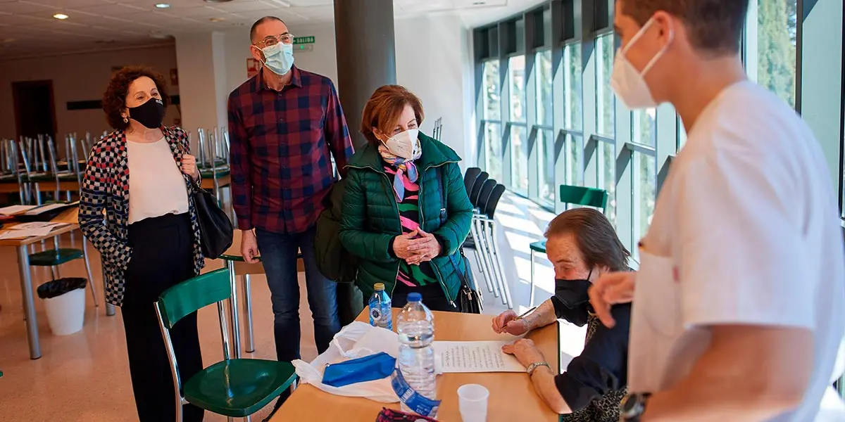 La consejera Maeztu y el alcalde, Gorka Garc&iacute;a, durante la visita