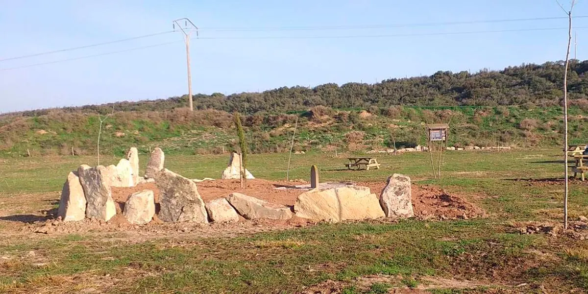En Viana se puede encontrar la cruz de campo y el entorno mejorados por los trabajos de mantenimiento y jardiner&iacute;a