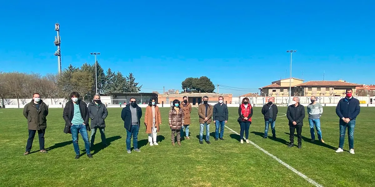 Visita parlamentaria al estadio de f&uacute;tbol El Palomar de Villafranca 1