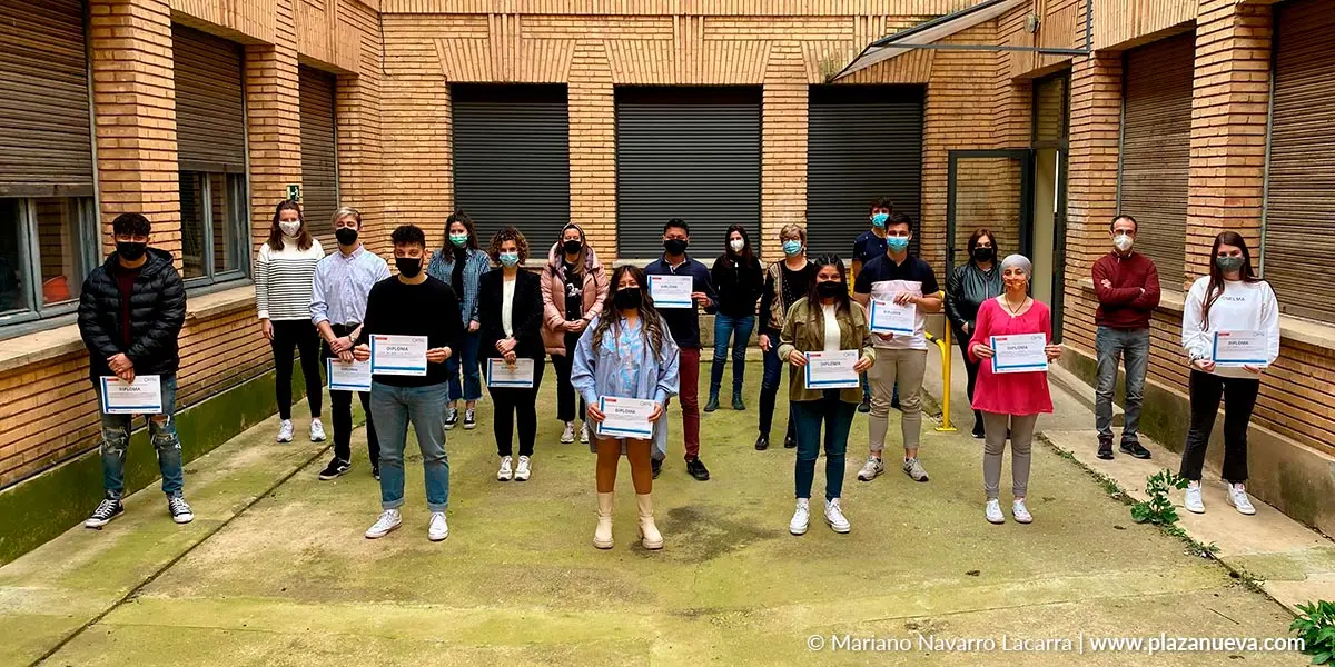Los diez j&oacute;venes en la presentaci&oacute;n de los retos esta ma&ntilde;ana en la ETI