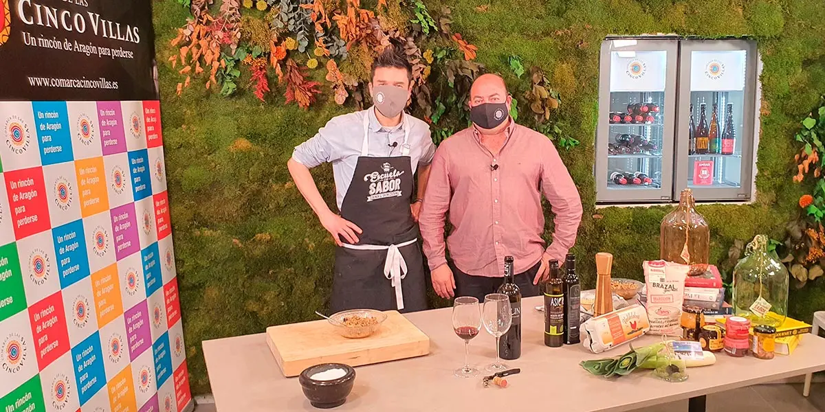 El cocinero aragon&eacute;s, Daniel Yranzo, y el presidente de la Comarca de las Cinco Villas, Santos Navarro, en uno de los momentos de la grabaci&oacute;n
