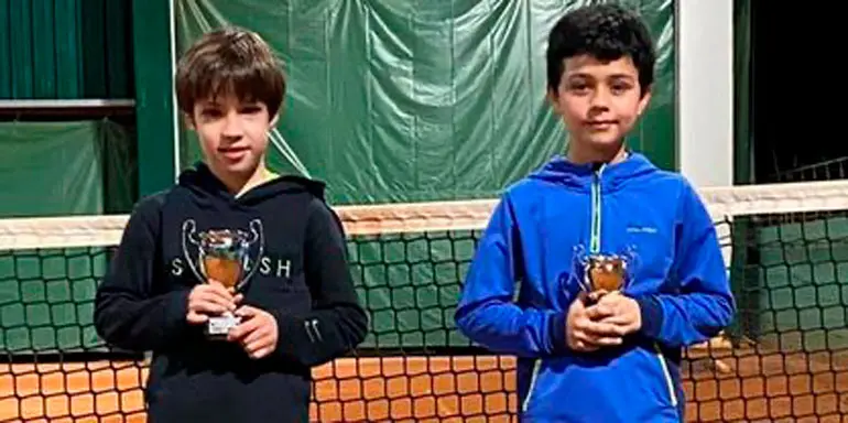 Los tenistas riberos galardonados, con sus copas y sus rivales en las finales4